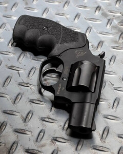 MBT Bold Plastic Grip Small-Frame Black MBT Bold Plastic Grip Small-Frame Black